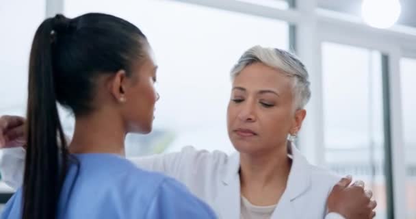 Abrazo Mujeres Médicos Con Empatía Atención Médica Comodidad Hospital Apoyo — Vídeos de Stock