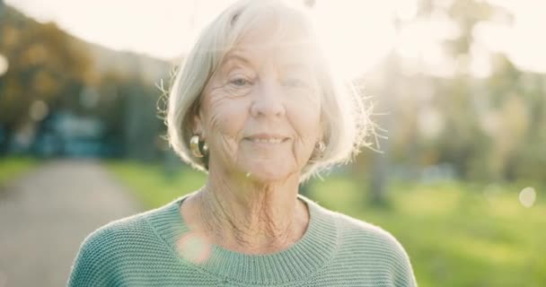 Senior Kvinna Glad Och Porträtt Utomhus Park Med Lycka Positivt — Stockvideo