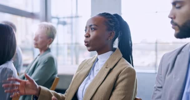 ワークショップでのビジネス 黒人女性 スタッフ スキル コミュニケーション ブレインストーミングで質問と学習 アイデア プランニング 成長との会話でグループ チーム — ストック動画