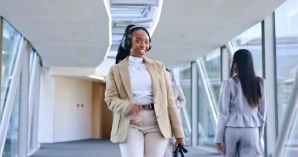 Słuchawki Muzyka Kobieta Biznesu Przybij Piątkę Biurze Spacerując Współpracownikiem Firma — Wideo stockowe