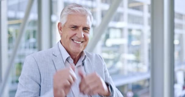 竖起大拇指和画像的资深商人走在办公室从成功 成就或支持微笑 在工作中与员工或手势或手势达成一致 — 图库视频影像