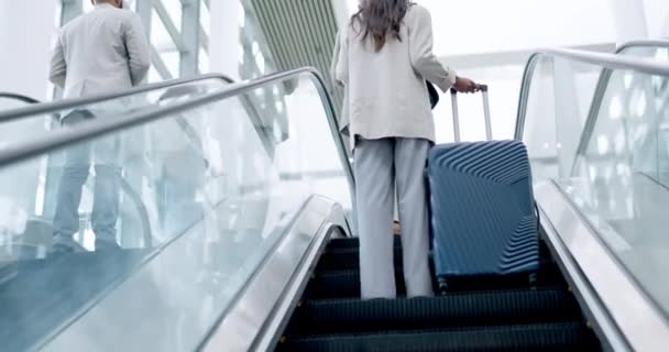 Luchthaven Bagage Achterkant Van Een Zakelijke Medewerker Een Roltrap Voor — Stockvideo