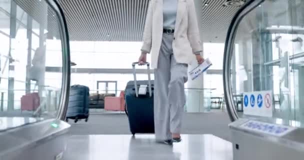 Zakelijke Vrouw Bagage Luchthaven Roltrap Voor Reizen Vervoer Het Lezen — Stockvideo