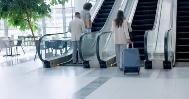 Repülőtéri Hátsó Vállalati Emberek Egy Mozgólépcsőn Csomagokkal Nemzetközi Utazáshoz Vagy — Stock videók