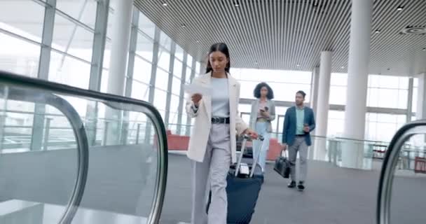 Mujer Negocios Maleta Escaleras Mecánicas Del Aeropuerto Para Viajes Transporte — Vídeo de stock