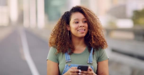 スマートフォン タイピング ソーシャルメディア インターネット 旅行を備えた都市 デジタルアプリやアイデアを持つ携帯電話 ケープタウン モバイルユーザーを持つ人 屋外または少女 — ストック動画