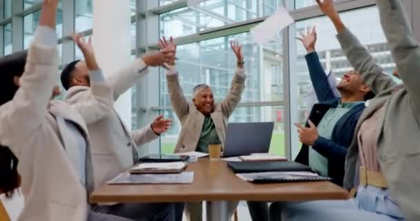 興奮するビジネスの人々は ボードルームや会議で紙を空中に投げる チームワーク うわーまたはハッピーな人々のグループは ペーパーワークでオフィスで目標 成功または目標を祝います — ストック動画