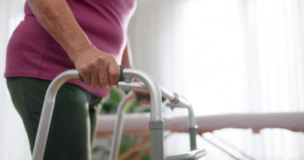 Walker Primo Piano Mani Della Donna Anziana Fisioterapia Recuperare Mobilità — Video Stock