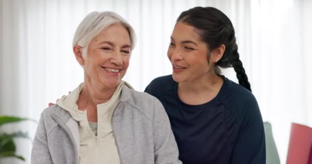 Feliz Retrato Mãe Avó Casa Com Sorriso Para Família Tempo — Vídeo de Stock