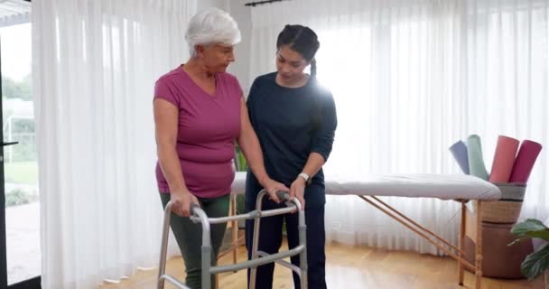 老年妇女和步行架支持 理疗咨询和肌肉健康 老年人或残疾病人及在演播室帮忙的护士 脊医或医生 — 图库视频影像