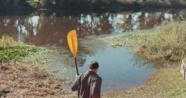 Lago Paseo Bote Remos Con Personas Que Llevan Kayak Para — Vídeo de stock