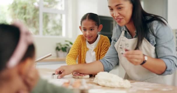 Coacerea Familia Învățarea Copiilor Mama Care Prezintă Shake Uri Prăjituri — Videoclip de stoc