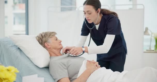 Enfermeira Check Coração Com Mulher Idosa Hospital Para Apoio Com — Vídeo de Stock