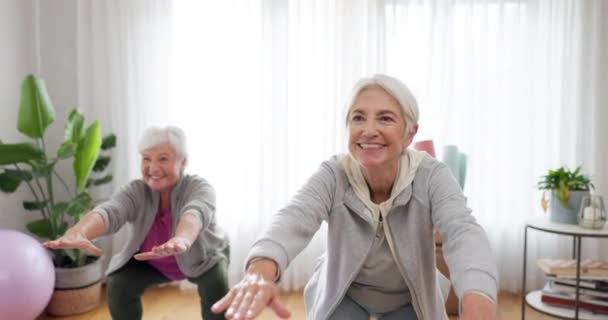 瑜伽和老年女性朋友在家庭工作室锻炼 以获得健康 健康或平衡 快乐与老年人一起训练呼吸时的专注 — 图库视频影像