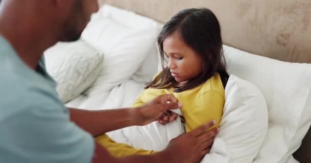 Лихорадка Термометр Отец Больным Ребенком Проверки Температуры Медицинской Помощи Постели — стоковое видео