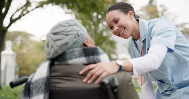 支持并与坐在轮椅上的老妇人一起停车 以便退休 照顾老年人和进行理疗 老年人和照顾者的信任 医疗和保健 用于康复 — 图库视频影像
