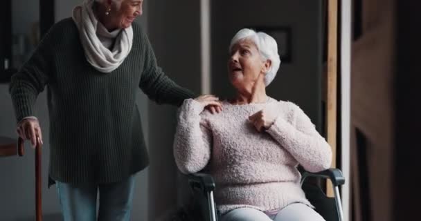 Senior Mulher Cadeira Rodas Velhos Amigos Com Ligação Comunicação Uma — Vídeo de Stock