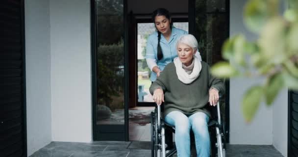 Yaşlı Kadın Tekerlekli Sandalye Desteği Huzurevinin Dışında Yardımsever Yardımsever Bir — Stok video