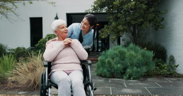 Happy Verpleegster Rolstoel Ouderenzorg Tuin Voor Outdoor Wandelen Bejaardentehuis Bejaardentehuis — Stockvideo