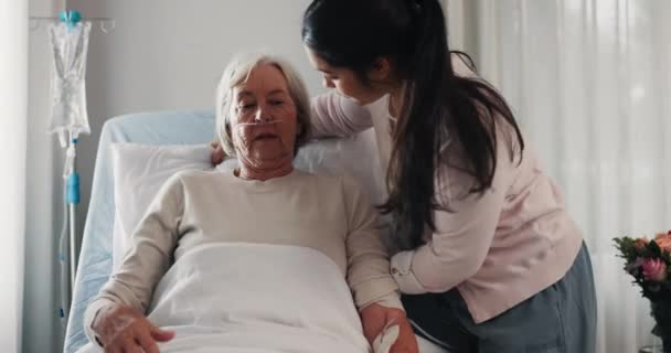 护士和老年人在床上护理 以获得医疗保健 支持或在医院休息 在诊所帮助老年病人寻求安慰的女性志愿者 护理人员或医生 — 图库视频影像