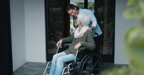 Oudere Vrouw Rolstoel Verpleegster Helpen Met Service Verzorger Buiten Bejaardentehuis — Stockvideo