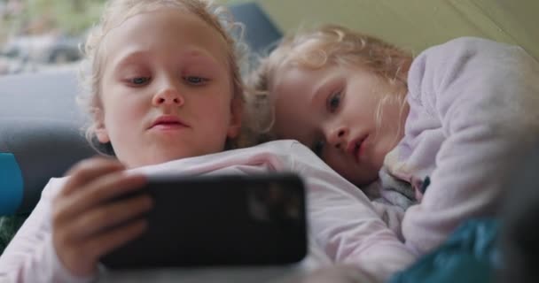 인터넷 연결을 침대와 어린이 영화를 온라인으로 시블링 어린이 친구는 모바일 — 비디오