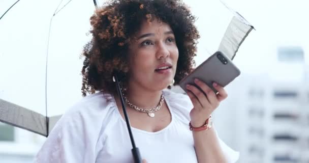 Fericit Afaceri Femeie Notă Vocală Telefonică Ploaie Conversație Zâmbet Umbrelă — Videoclip de stoc