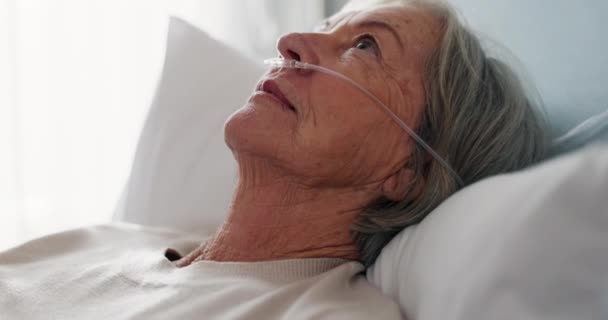 Γριά Άρρωστο Κρεβάτι Και Υγειονομική Περίθαλψη Πρόσωπο Φροντίδα Ηλικιωμένων Στο — Αρχείο Βίντεο