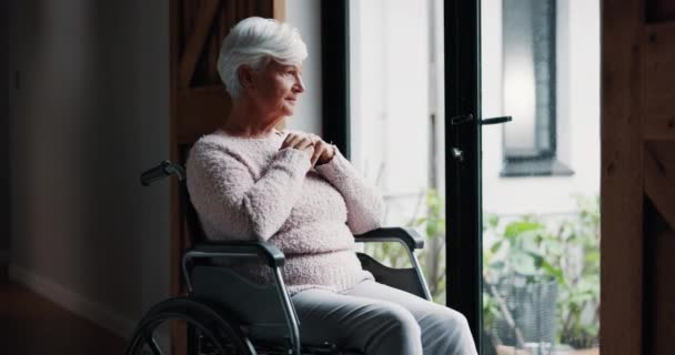 老年妇女 轮椅和在退休时透过窗户思考 梦想或信念在老年回家 孤独的老年女性或在惊奇 决定或悲伤中照顾的残疾人 — 图库视频影像