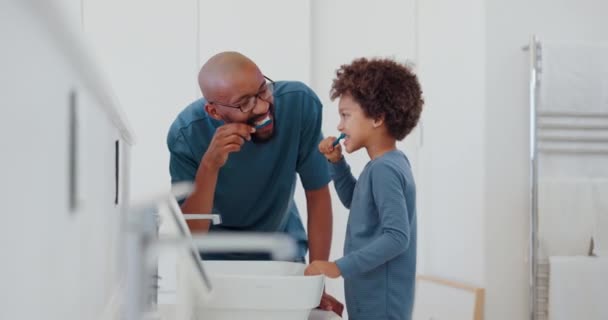 Gyermek Fogmosás Tanulás Apával Fürdőszobában Reggel Öngondoskodás Családi Otthonban Tanítás — Stock videók