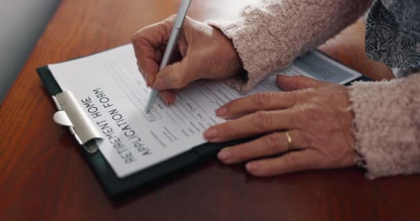 Seniorin Hände Und Schreiben Auf Dem Antragsformular Für Den Ruhestand — Stockvideo