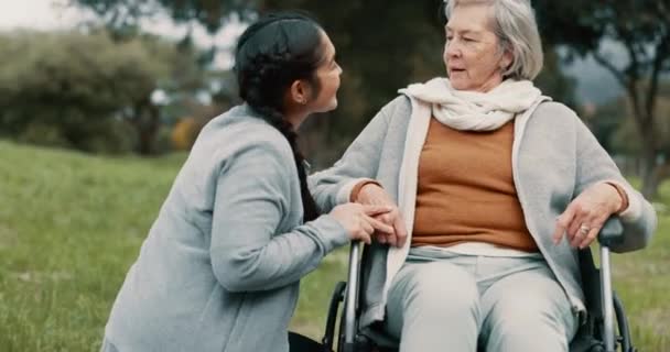 Verpleegkundige Ondersteuning Vrouw Met Een Handicap Het Park Voor Gezondheidszorg — Stockvideo