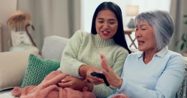 Ibu Senior Wanita Dan Sofa Untuk Menonton Remote Dan Membantu — Stok Video