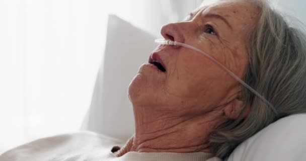 Oude Vrouw Hoesten Gezondheidszorg Met Gezicht Ouderenzorg Het Ziekenhuis Verpleeghuis — Stockvideo