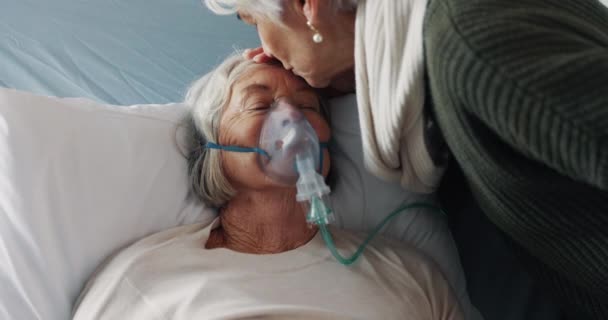 シニアの女性 キスは 換気器のケア 優しさ 生活サポートのために額にキスします 高齢者 癌患者の愛情 またはクリニックの呼吸器のベッドで病気 — ストック動画