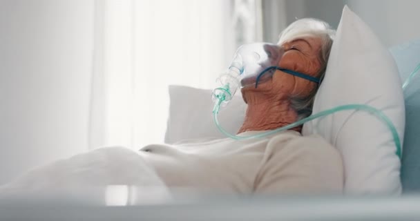老年妇女 医疗保健和氧气面罩 在医院或有健康问题的养老院因老年护理而生病 癌症或肺病的医疗 老年患者和药物 — 图库视频影像
