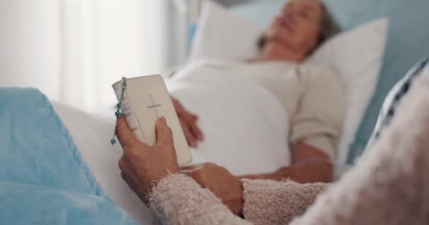 Tenendosi Mano Bibbia Donne Anziane Ospedale Preghiera Speranza Sostegno Empatia — Video Stock