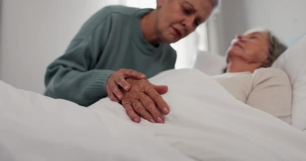 老年妇女 抱着希望或同情心在疗养院的床上支持和照料 因癌症或疾病离院就医的老年妇女的安慰 悲伤和老年妇女 — 图库视频影像