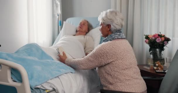 手牵手和老年妇女在医院祈祷 希望或支持 同情和安慰 上了年纪的朋友 宗教书籍和在诊所里躺在床上的癌症 疾病或医学病患者 — 图库视频影像