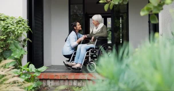 シニア女性 介護者 サポート ヘルスケア ハッピーのために車椅子で手を握ります 快適さ 看護師 障害のある人と共に共感 そして退職後の家庭で話す — ストック動画
