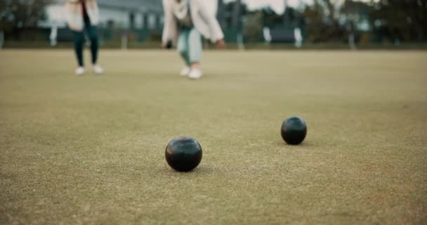 Senior Gräsmatta Eller Människor Bowling För Motion Träning Eller Fitness — Stockvideo