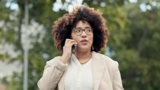 Llamada Telefónica Golpe Una Mujer Negra Negocios Caminando Hacia Peatón — Vídeos de Stock