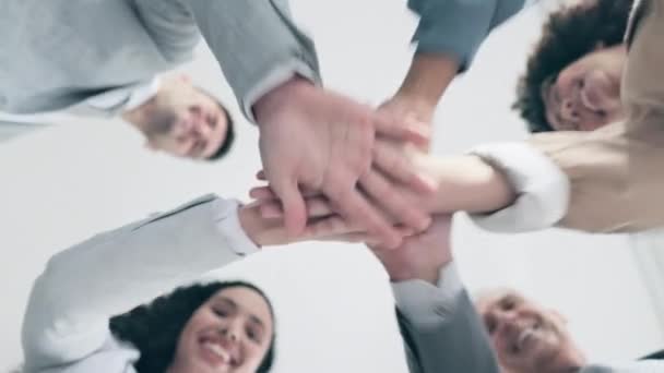 Hand Hand Zakenmensen Enthousiast Het Kantoor Met Teambuilding Doel Vanuit — Stockvideo