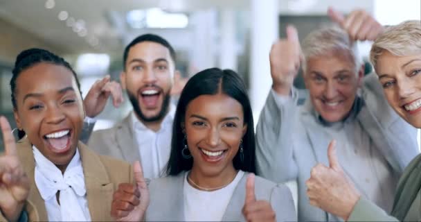Geschäftsleute Daumen Hoch Und Gesicht Mit Teamwork Feiern Und Erfolg — Stockvideo