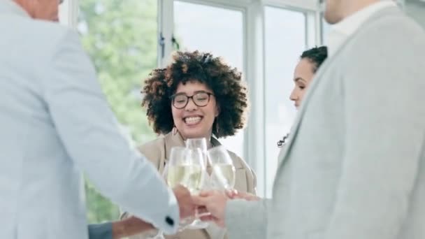 Şampanya Şerefe Adamlarıyla Işbirliği Takım Çalışması Başarıyla Sonuçlandı Kadeh Kaldırma — Stok video