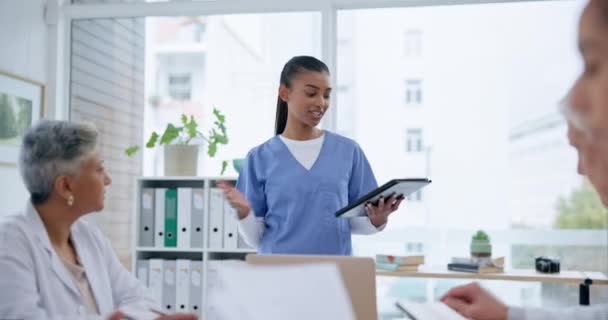 Kadın Doktor Tablet Koçluk Fikir Birliği Için Ofiste Buluşacaklar Tıbbi — Stok video