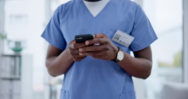 Руки Мобильный Телефон Медицинский Работник Печатают Клинике Онлайн Контактов Читают — стоковое видео