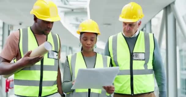 Trabalho Equipe Engenheiro Planejamento Pessoas Com Planta Para Construção Construção — Vídeo de Stock