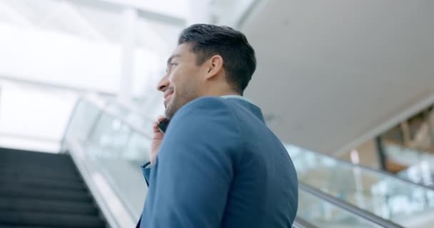 有电话 机场自动扶梯和航班时刻表的商务旅客 快乐的男人用手机聊天查看国际目的地信息 — 图库视频影像
