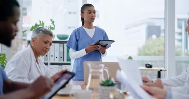 Kadın Doktor Tablet Ofiste Koçluk Fikir Takım Çalışması Sunumunda Tıbbi — Stok video